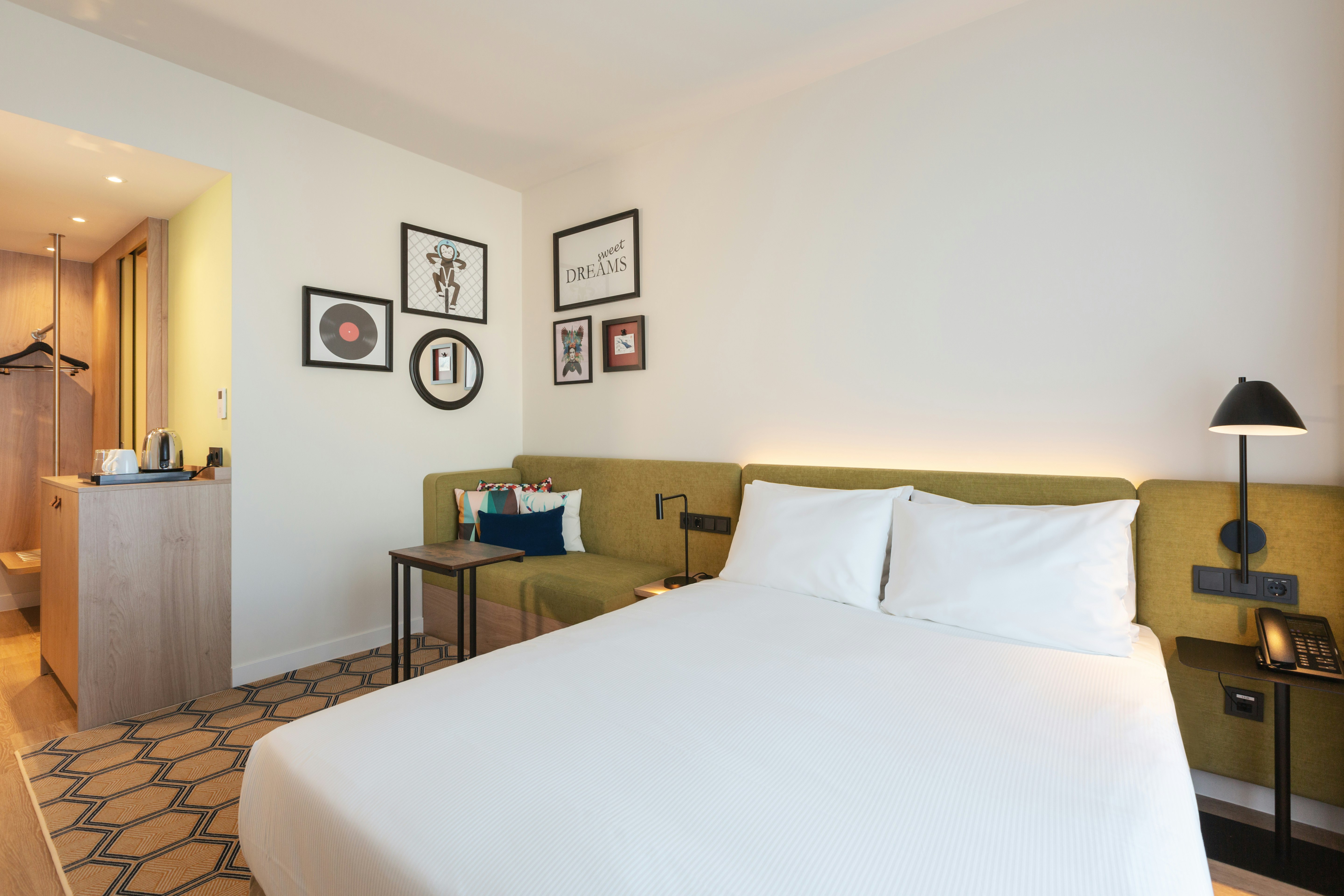Room, Queen Bed