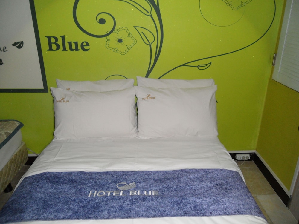 Blue Hotel 15/53