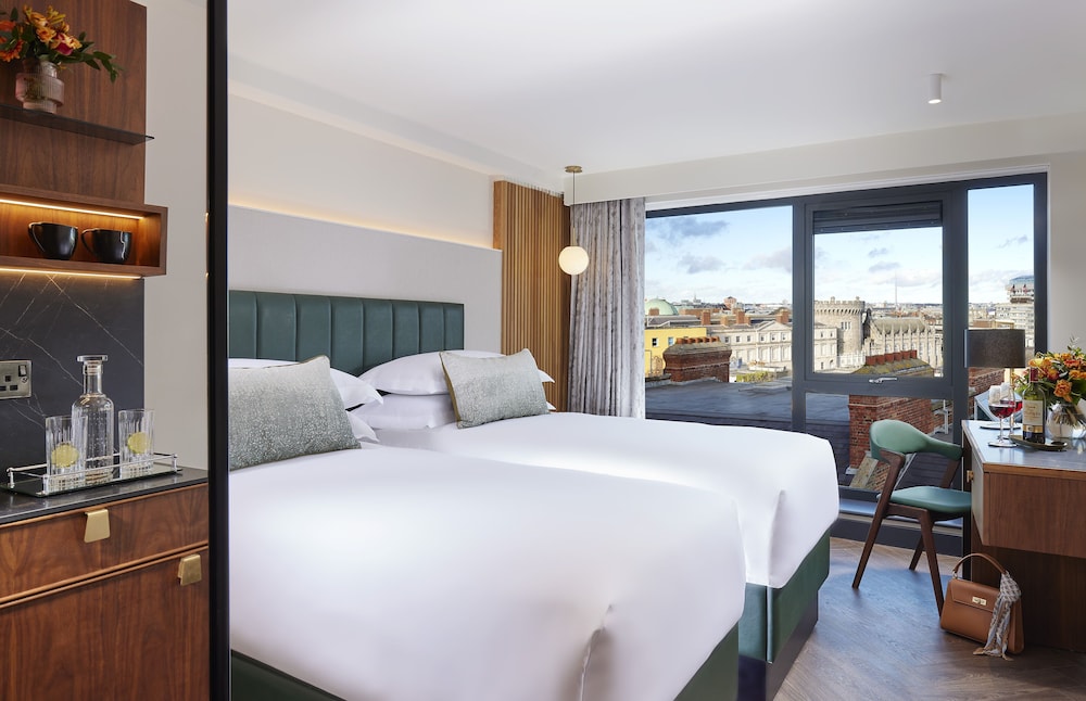 Skyline, Deluxe, Twin Beds, City View