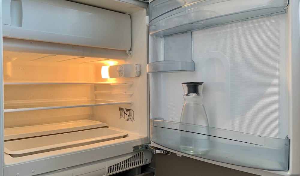 شقة ثلاثية بثلاثة أسرّة بغرفة نوم واحدة بمطبخ صغير