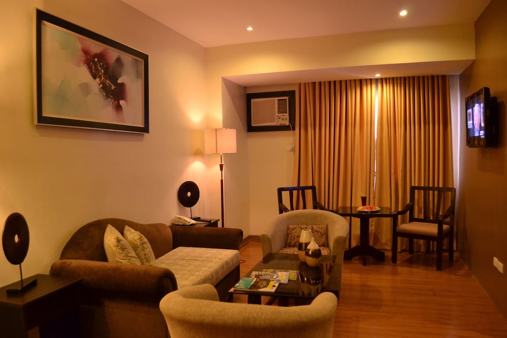 The Pinnacle Hotel And Suites 45/61