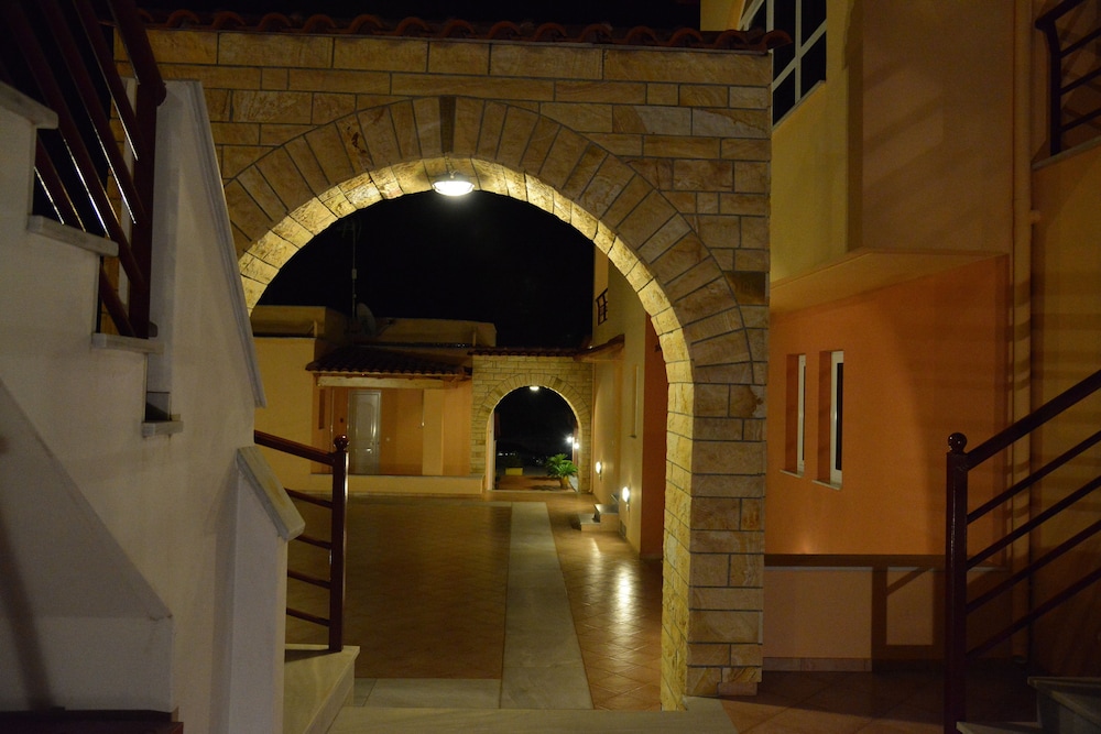Marias Filoxenia Suites 12/50