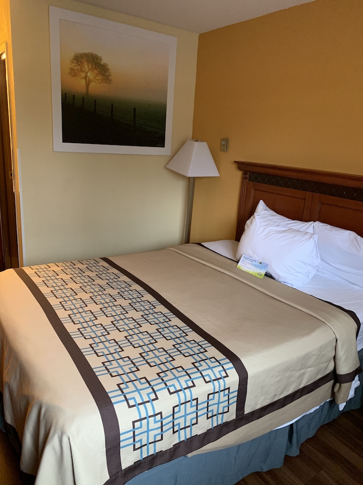 Days Inn by Wyndham Rockford 13/37