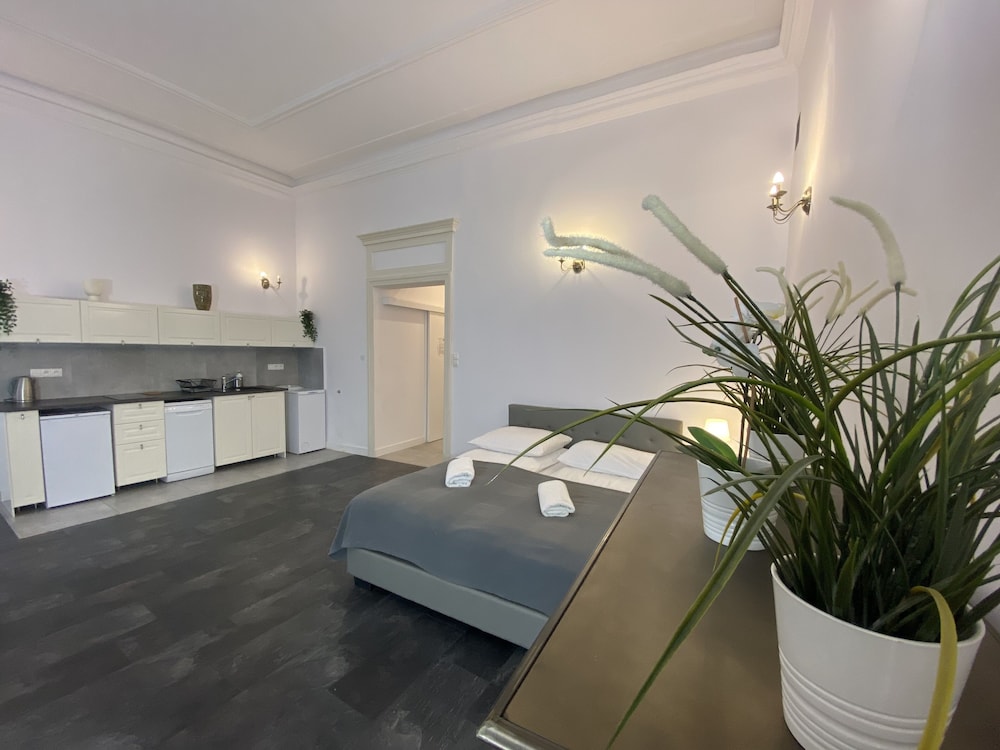P&J Apartments 23/50