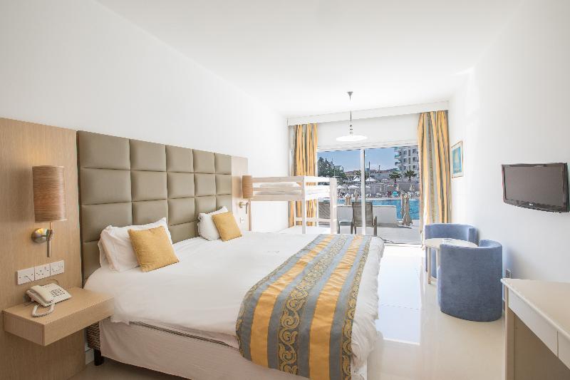 FAMILY ROOM SIDE SEA VIEW