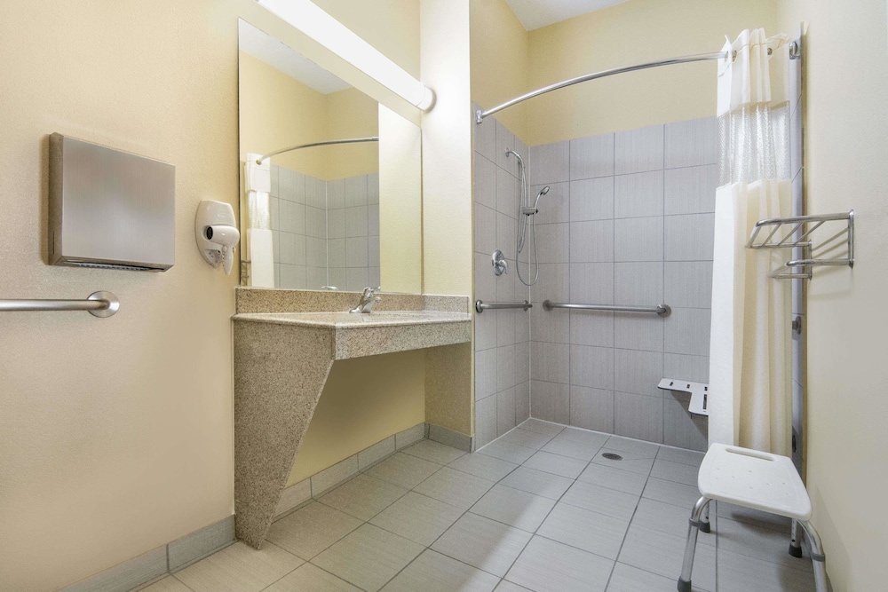 Days Inn By Wyndham Baytown East 49/50