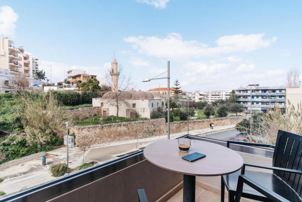 The City Hotel and Suites - Adults Only 51/61