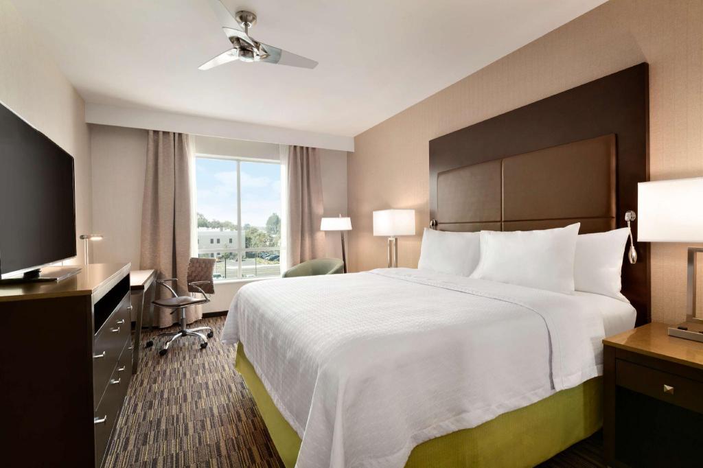 2 Bedrooms, Suite, King Bed, 1 King or 2 Queen Beds, 2 Queen Beds, 2 Bathrooms, Sofa