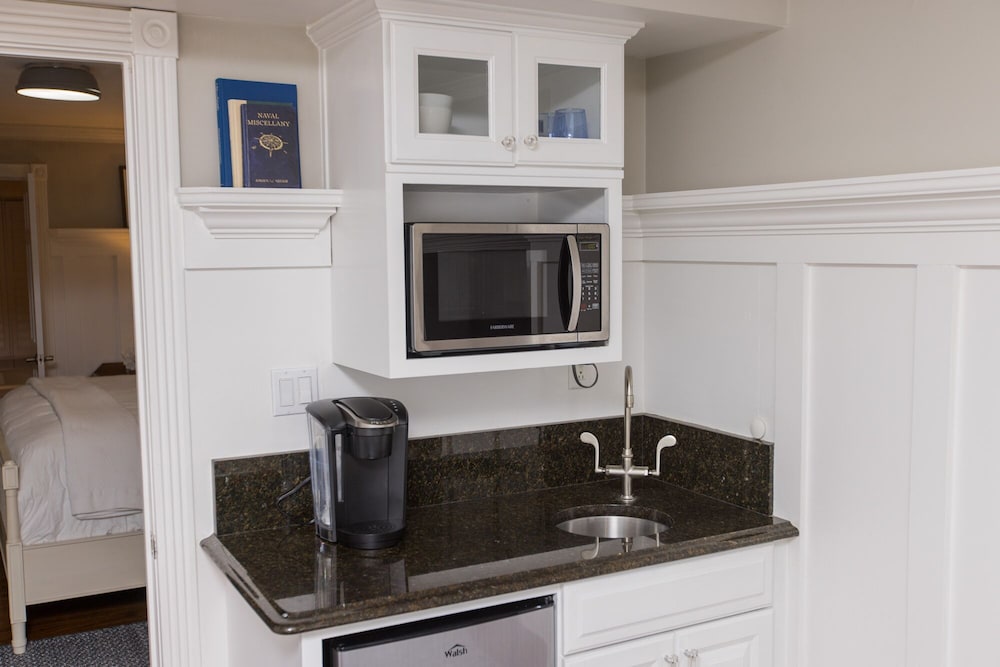 The Burrus House Inn Waterfront Suites 41/50
