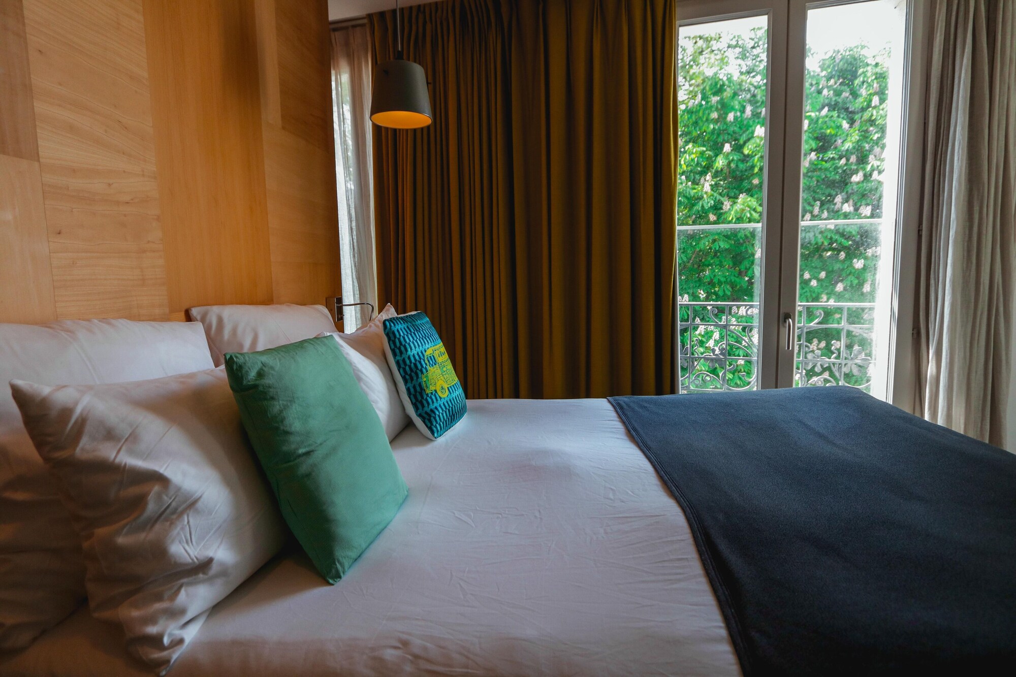 Cozy, Double Bed, Canal View, Le Citizen Hotel 4/6