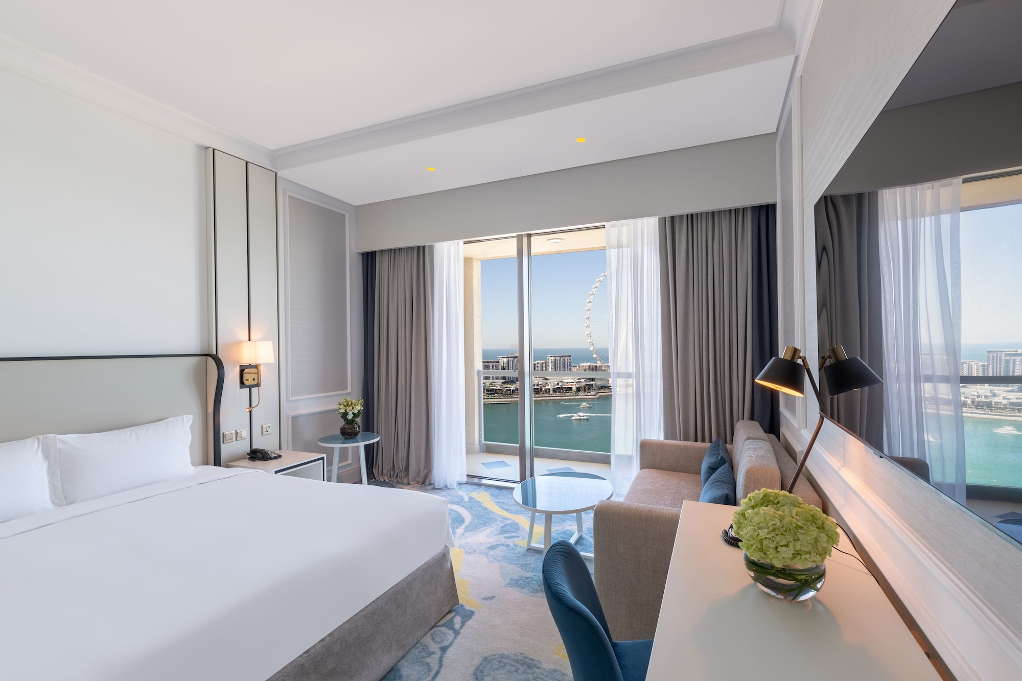 CLUB, KING BED, PARTIAL SEA VIEW, BALCONY