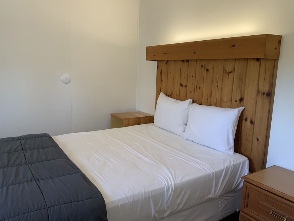 1 Bedroom, Suite, Queen Bed, Kitchen, Courtyard Area