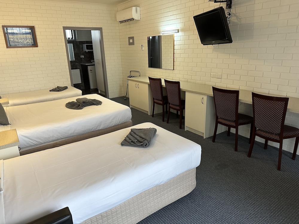 Statesman Motor Inn 24/47