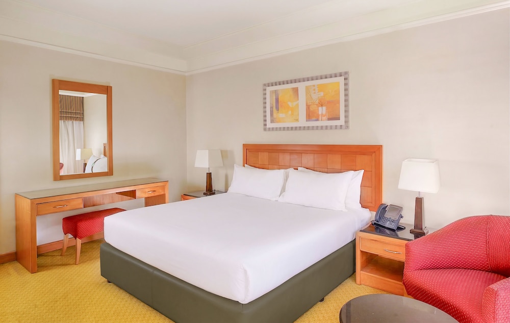 جناح بسرير فردي بإطلالة على المسبح بغرفة نوم واحدة للمدخنين، Holiday Inn Cairo City Stars 4/6