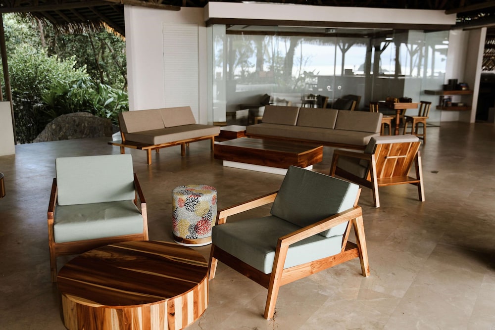 Arenas del Mar Beachfront & Rainforest Resort 48/75