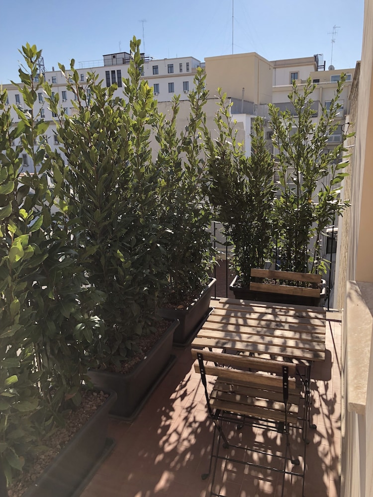 200 Rooms And Terrace 32/54