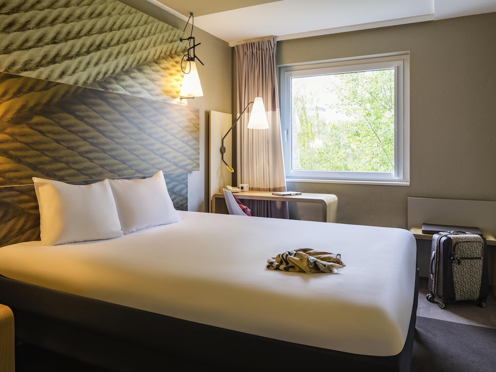 ROOM, DOUBLE BED