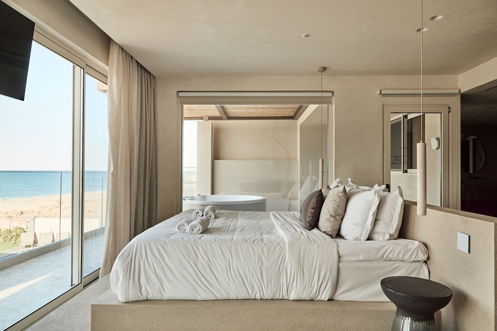 Grand, Horizon, Suite, King Bed, Sea View, Outdoor Jetted Tub, Bathtub