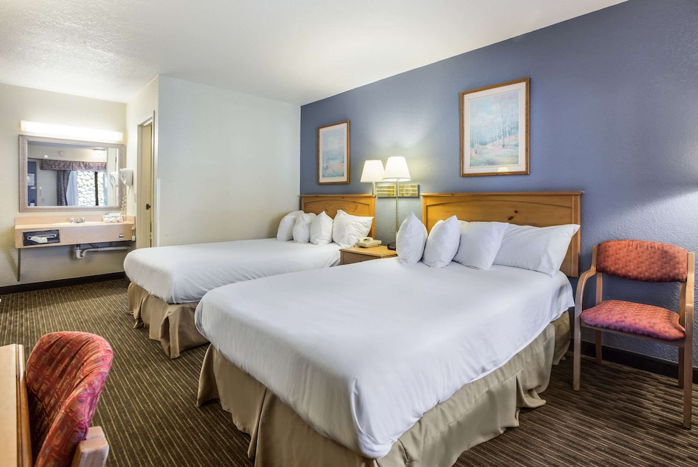 Days Inn by Wyndham Mackinaw City/Bridgeview Area 17/61