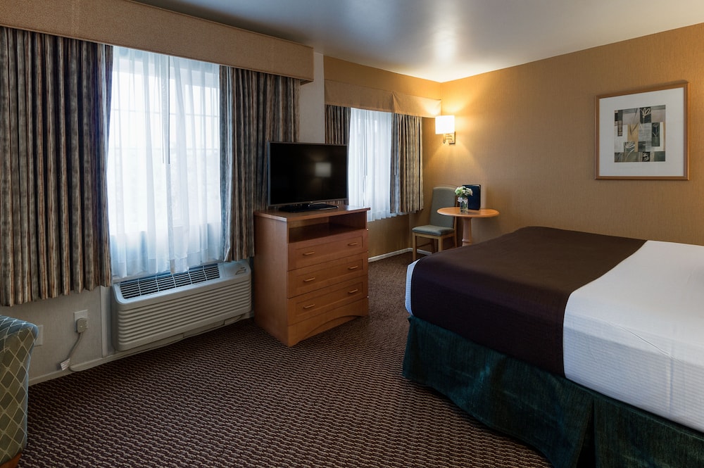 Ramada By Wyndham Costa Mesa/Newport Beach 12/38