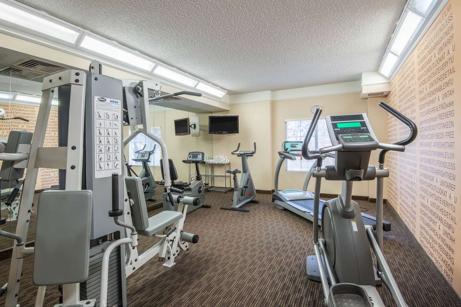 La Quinta Inn & Suites by Wyndham Colorado Springs South AP 15/33