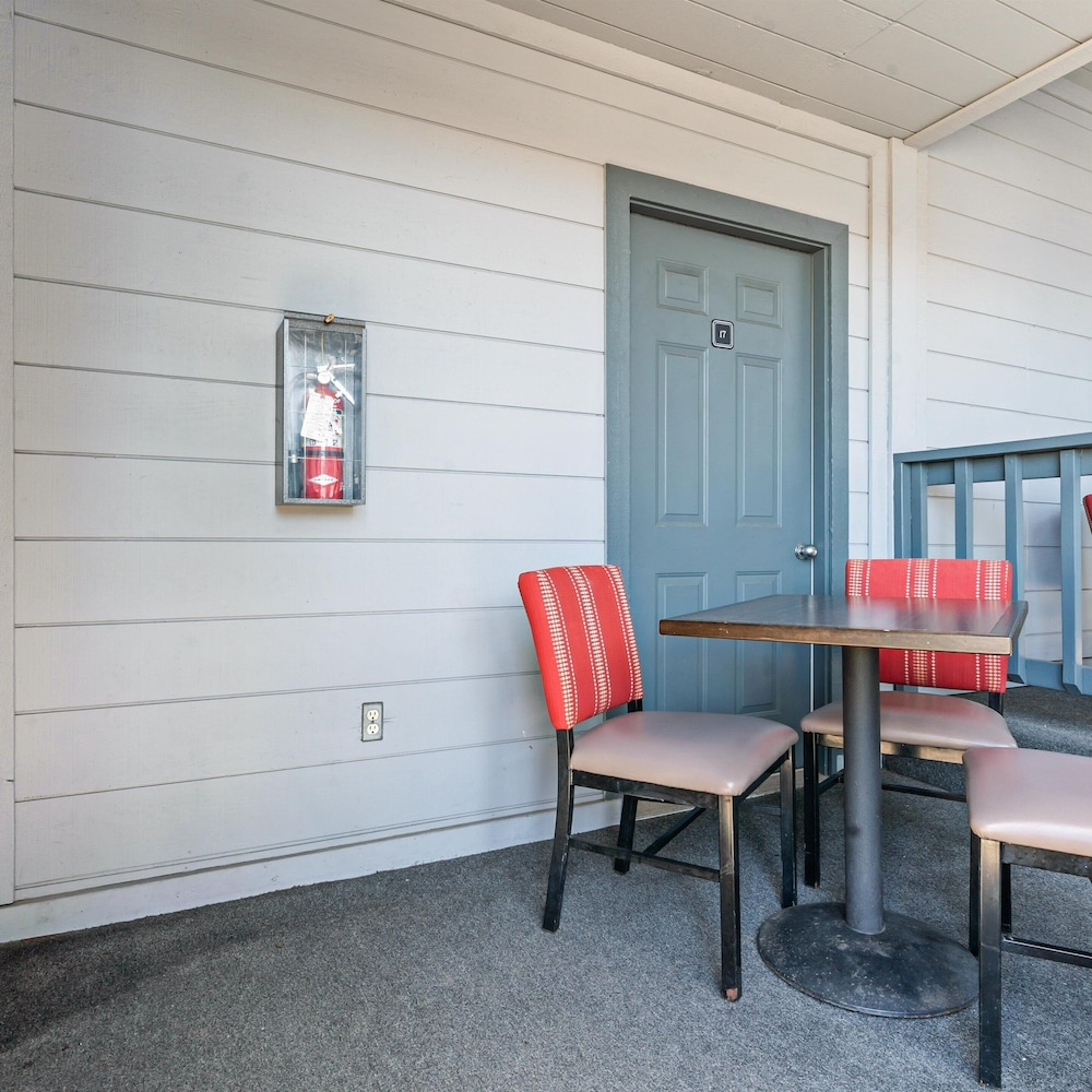 Pacific Shores Inn 40/56