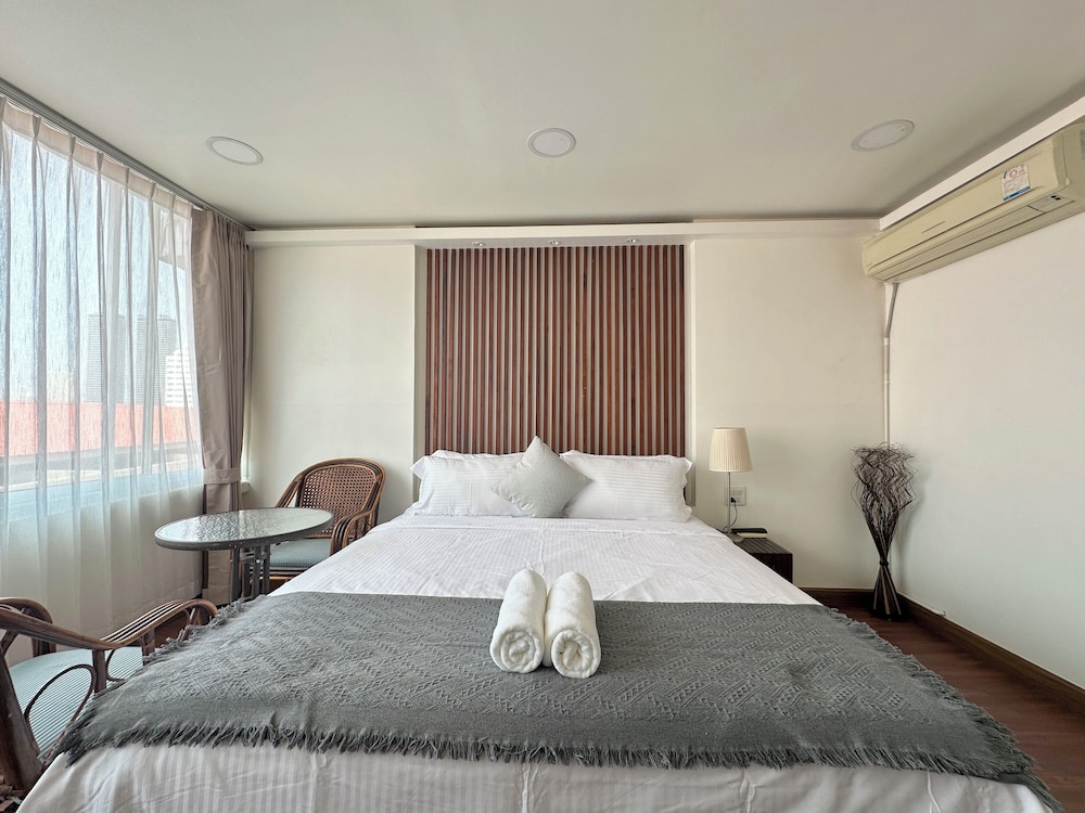 DELUXE, DOUBLE BED