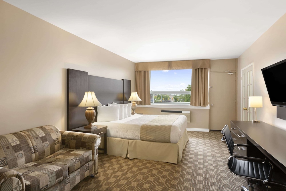 Days Inn & Suites by Wyndham North Bay Downtown 5/24