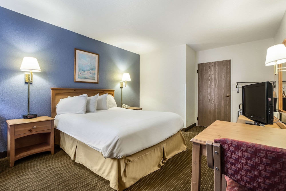 Days Inn by Wyndham Mackinaw City/Bridgeview Area 22/61
