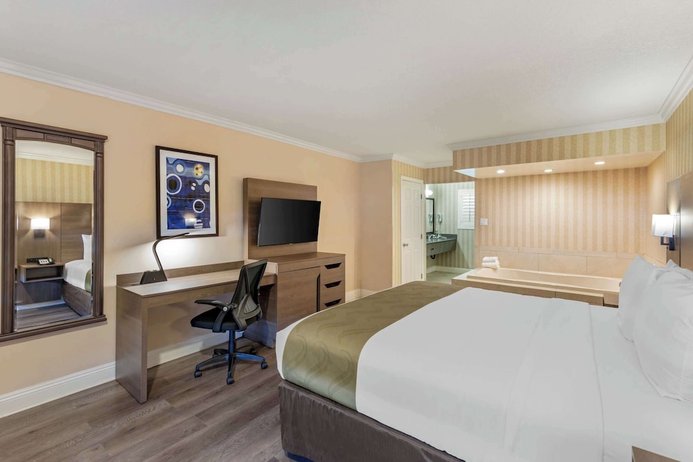 غرفة ديلوكس بسرير كينج بجاكوزي، Quality Inn Suites Anaheim Maingate 2/5