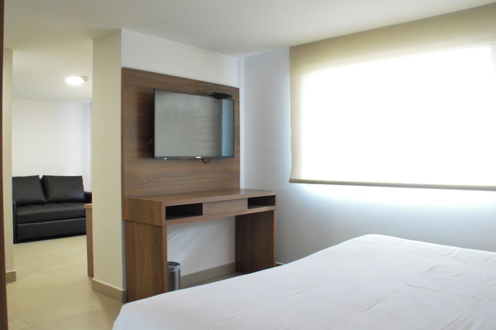 SUPERIOR, STUDIO, SUITE