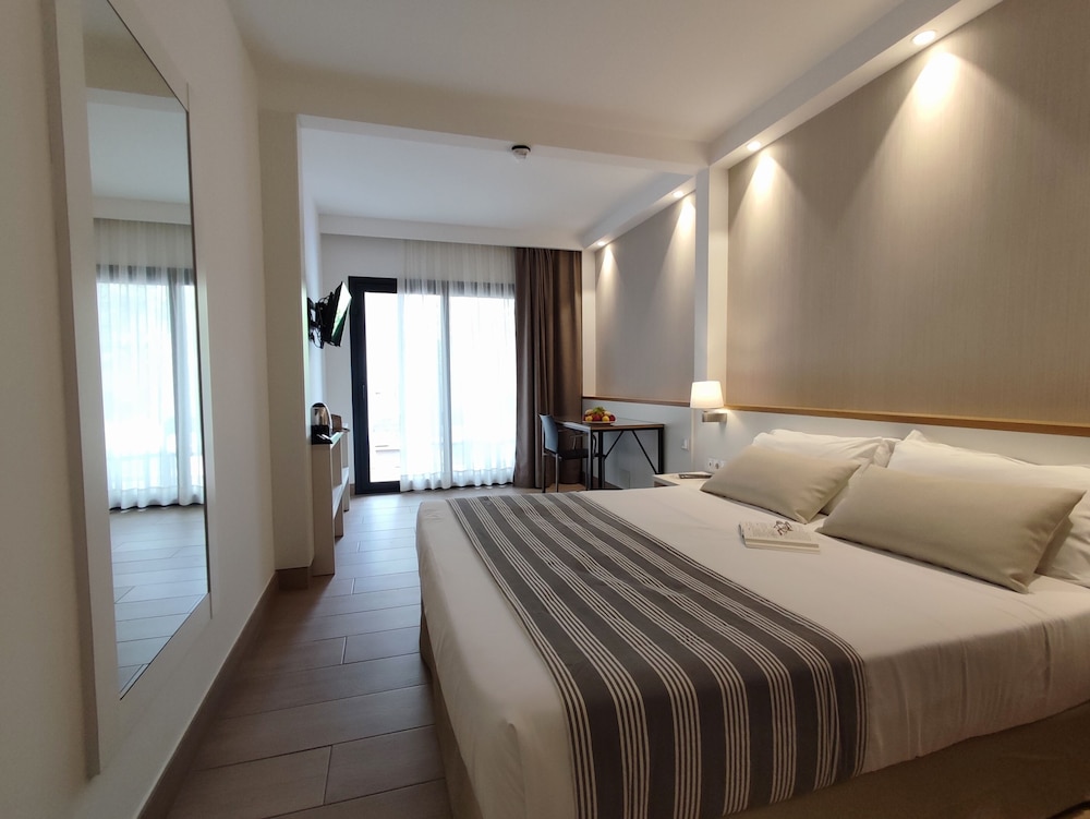 STANDARD, QUEEN BED, BALCONY