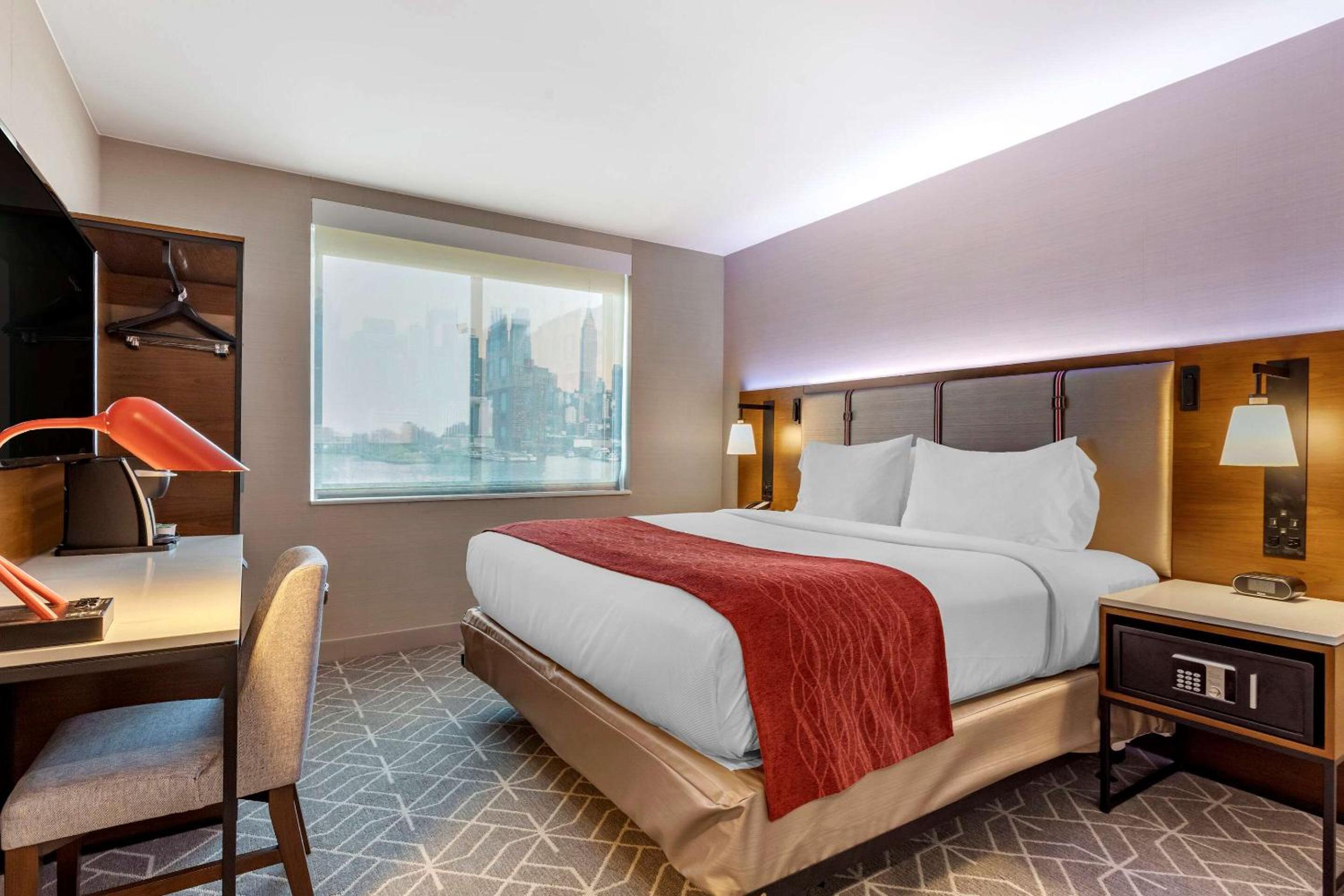 ROOM, KING BED, ACCESSIBLE