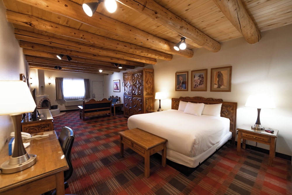 غرفة ديلوكس بسرير كينج وسرير كوين، Sagebrush Inn Suites 4/6