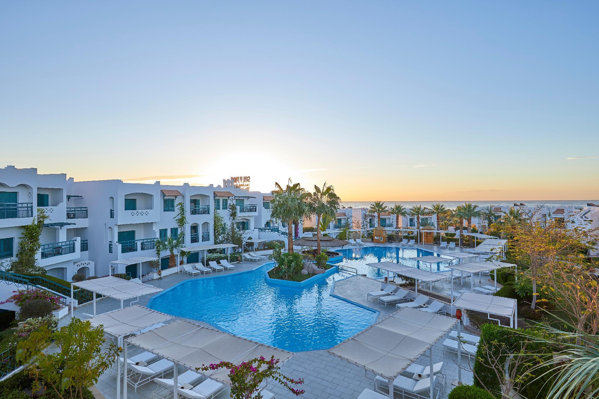 FAMILY POOL VIEW ROOM