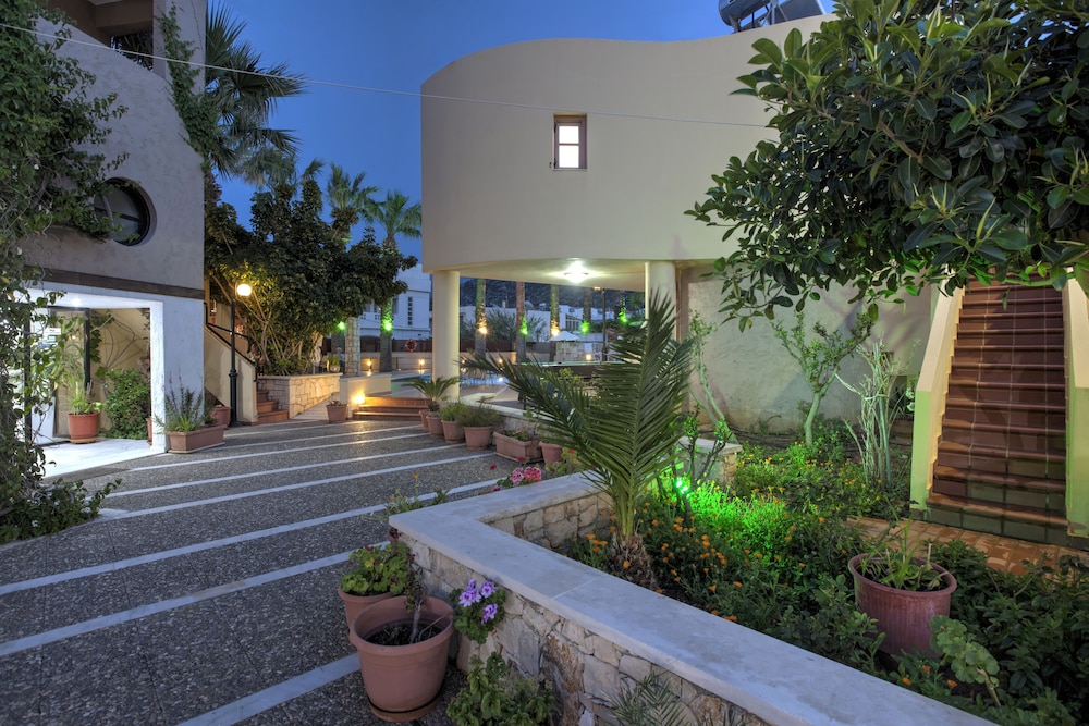 Latania Studios & Apartments 30/40