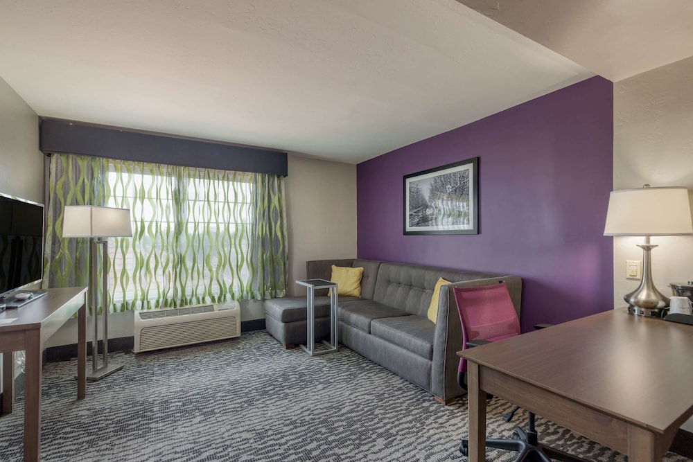 La Quinta Inn & Suites by Wyndham Visalia/Sequoia Gateway 34/60