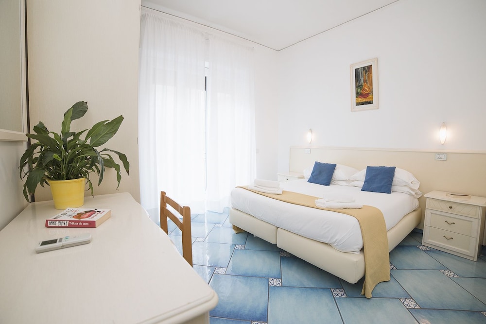 Hotel De Rosa 6/32