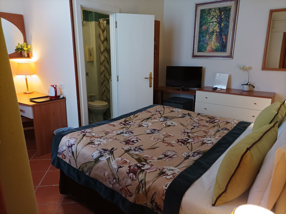 Room, Queen Bed, Stair Access Only, Small