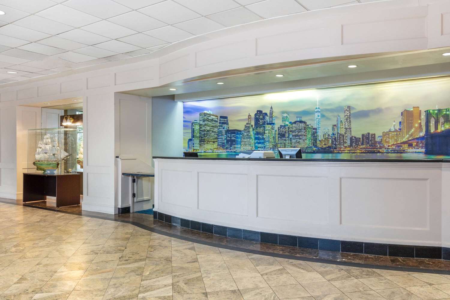 La Quinta Inn and Suites by Wyndham Secaucus Meadowlands 5/41