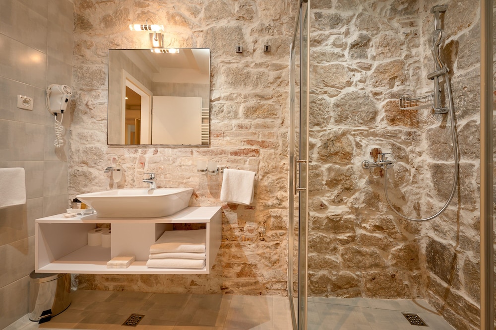 LANTERNA ROOMS 48/50