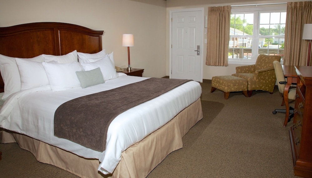 Holiday Hill Inn & Suites 24/61