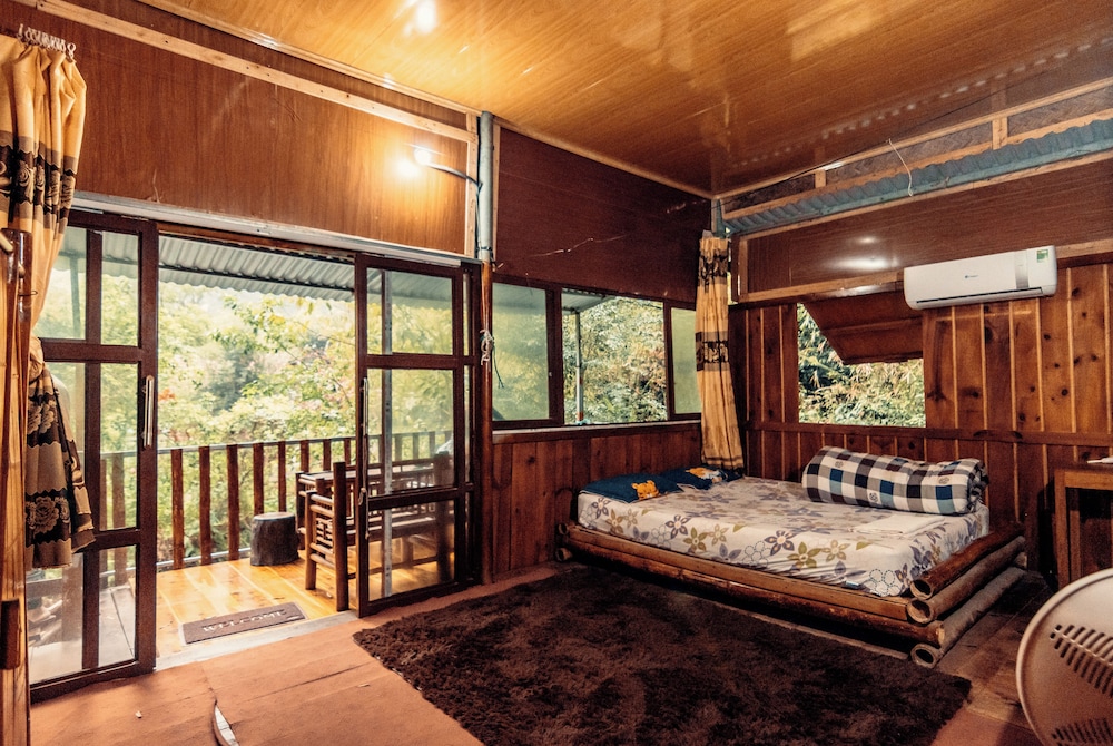HONEYMOON, MOUNTAIN SIDE