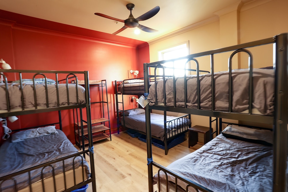 Mad Monkey Coogee Beach Hostel 13/20