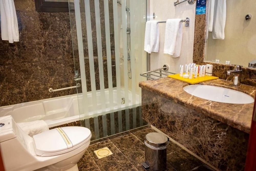 فندق ميرال كراون(Meral Crown Hotel) 58/62