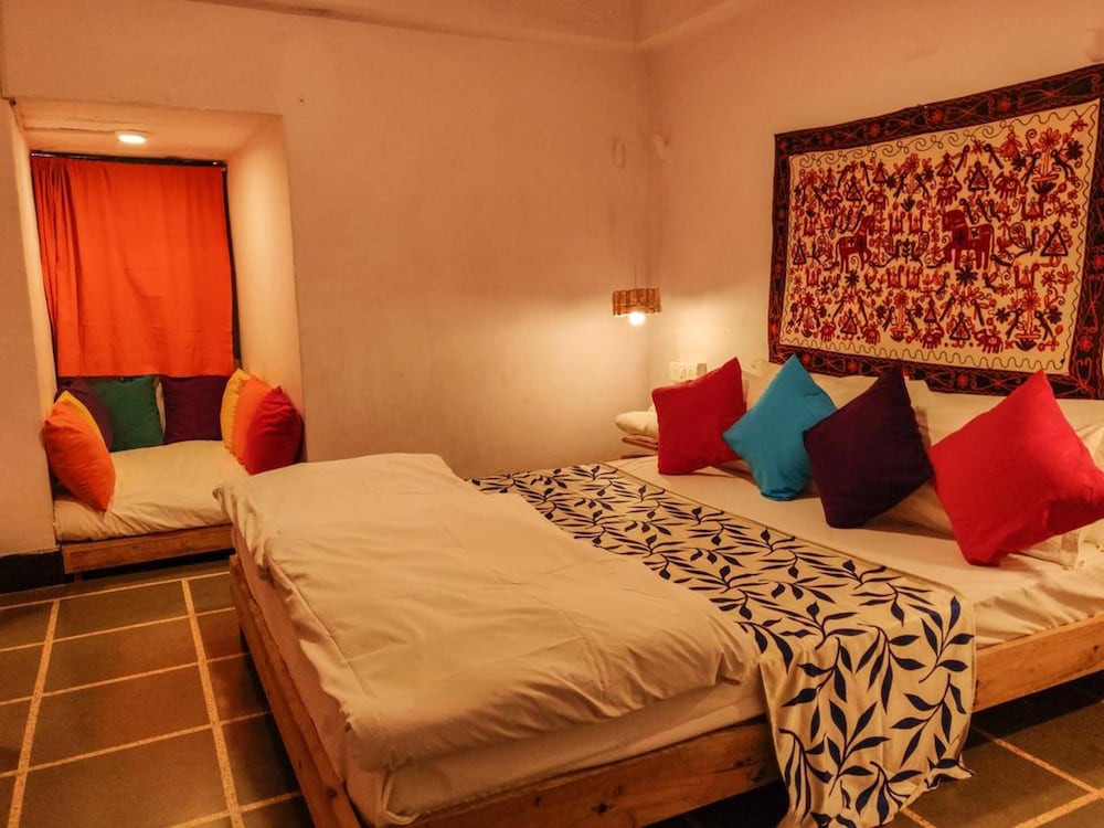 DELUXE, DOUBLE BED, SHARED BATHROOM