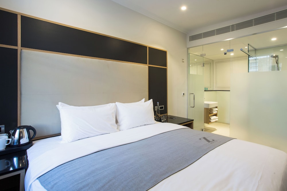 ROOM, QUEEN BED, NO WINDOW