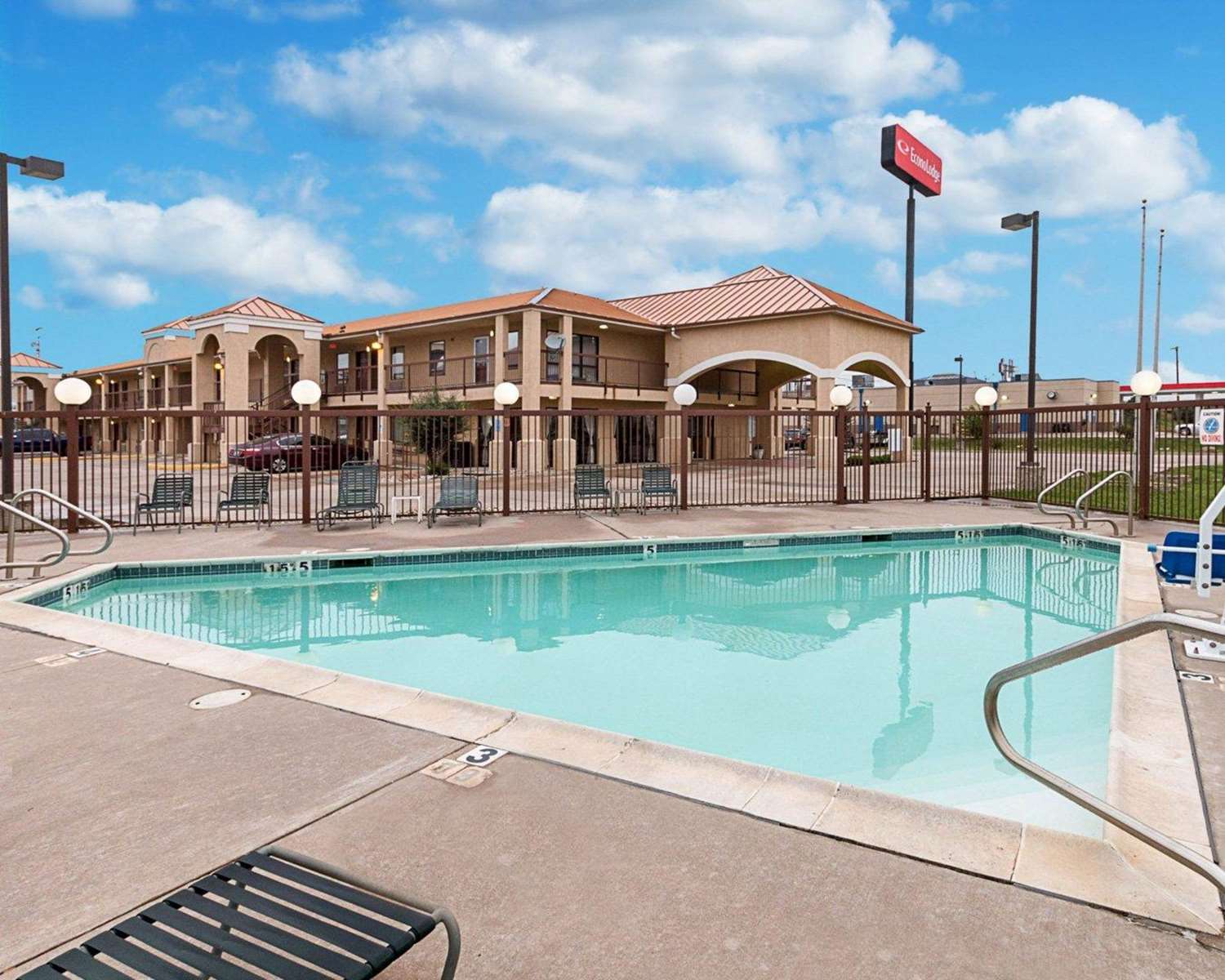 Econo Lodge Hillsboro I-35 4/35
