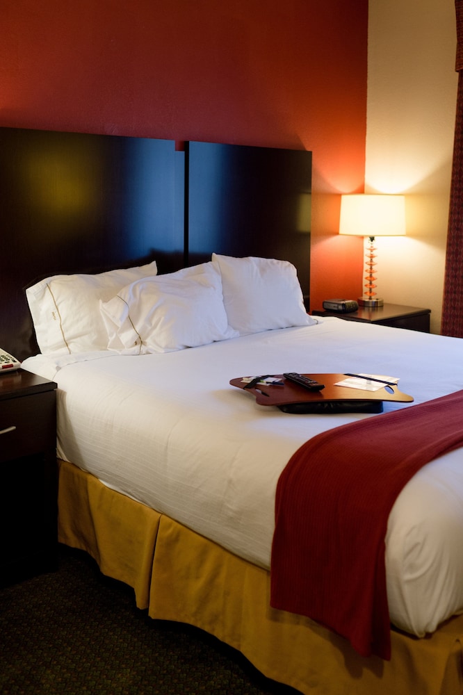 جناح بسرير كينج مع أريكة، Holiday Inn Express Hotel Suites Oxford 3/4