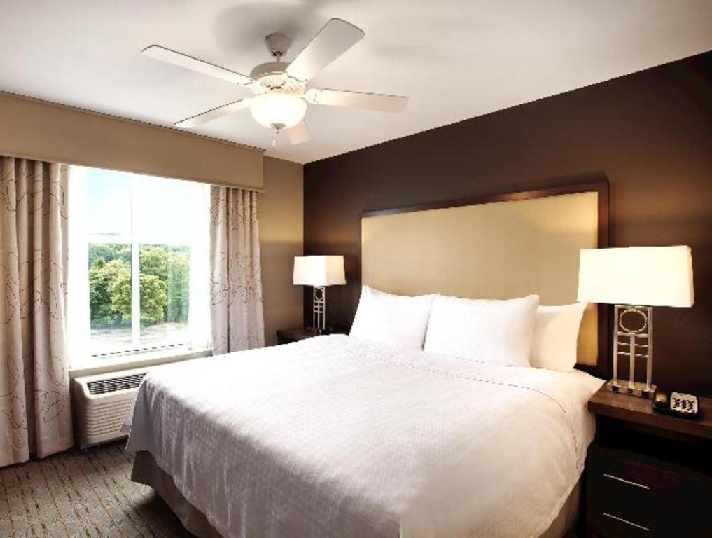 SUITE, KING BED, ACCESSIBLE